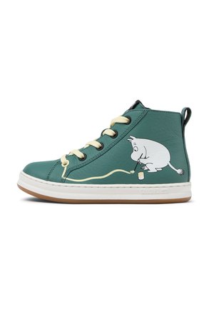 Sneaker alta in pelle verde con lacci beige, suola bianca e un personaggio dei cartoni animati che dipinge una linea gialla sul lato.
