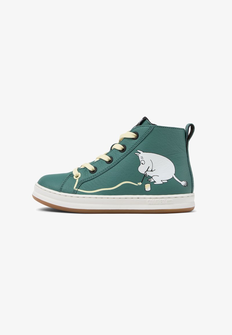 Groene leren hoge sneaker met beige veters, een witte zool en een cartoonfiguur die een gele lijn aan de zijkant schildert.