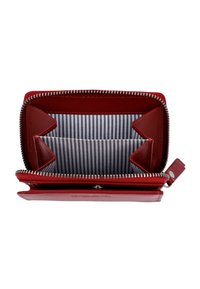 Czerwony skórzany portfel z zamknięciem na zamek błyskawiczny. Wnętrze zawiera dwie kieszenie i podszewkę w paski. Gładka tekstura i elegancki design.