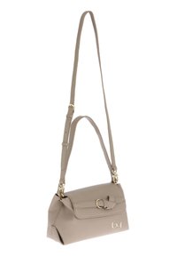 Bolso de hombro de cuero sintético gris con solapa plegable, detalle de lazo y acentos en dorado. Correa ajustable para un uso versátil.