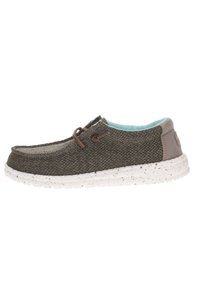 Scarpa slip-on grigia intrecciata con tomaia texture, lacci marroni, fodera azzurro chiaro e suola in gomma bianca maculata.