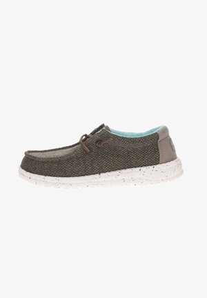 Scarpa slip-on grigia intrecciata con tomaia texture, lacci marroni, fodera azzurro chiaro e suola in gomma bianca maculata.