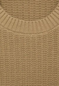 Gebreide trui in een lichte beige kleur met een opvallende ribbeltextuur en gedetailleerde verticale patronen, met een brede, afgeronde halslijn.