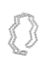 Srebrny pierścionek z trzema splecionymi obręczami o różnych teksturach: gładkiej, koralikowej i falistej. Lśniące wykończenie podkreśla szczegóły.