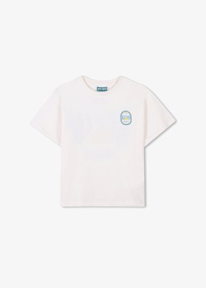 T-shirt blanc à manches courtes en coton. Il présente un col rond et un logo graphique bleu et jaune sur la partie gauche de la poitrine.