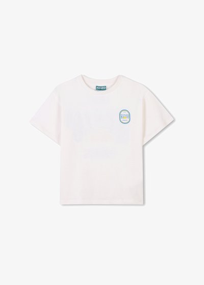 Witte korte mouwen t-shirt gemaakt van katoen. Heeft een ronde halslijn en een blauw-geel grafisch logo op de linkerkant van de borst.