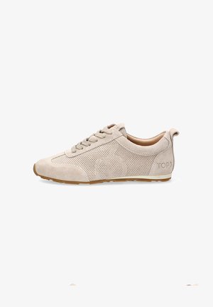 Zapatilla deportiva de ante beige con laterales perforados, cordones en la parte delantera y suela de goma marrón claro, mostrada de perfil mirando hacia la derecha.