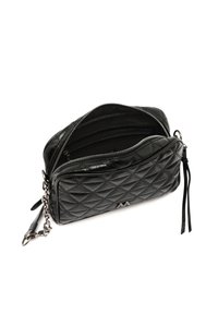 Borsa a tracolla in pelle nera trapuntata con chiusura a zip, tracolla a catena e scomparti interni. Presenta un dettaglio con logo sul davanti.