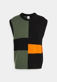 Suéter de punto sin mangas que presenta un diseño de bloques de color geométrico en negro, verde oscuro y naranja brillante, con cuello y dobladillo acanalados.