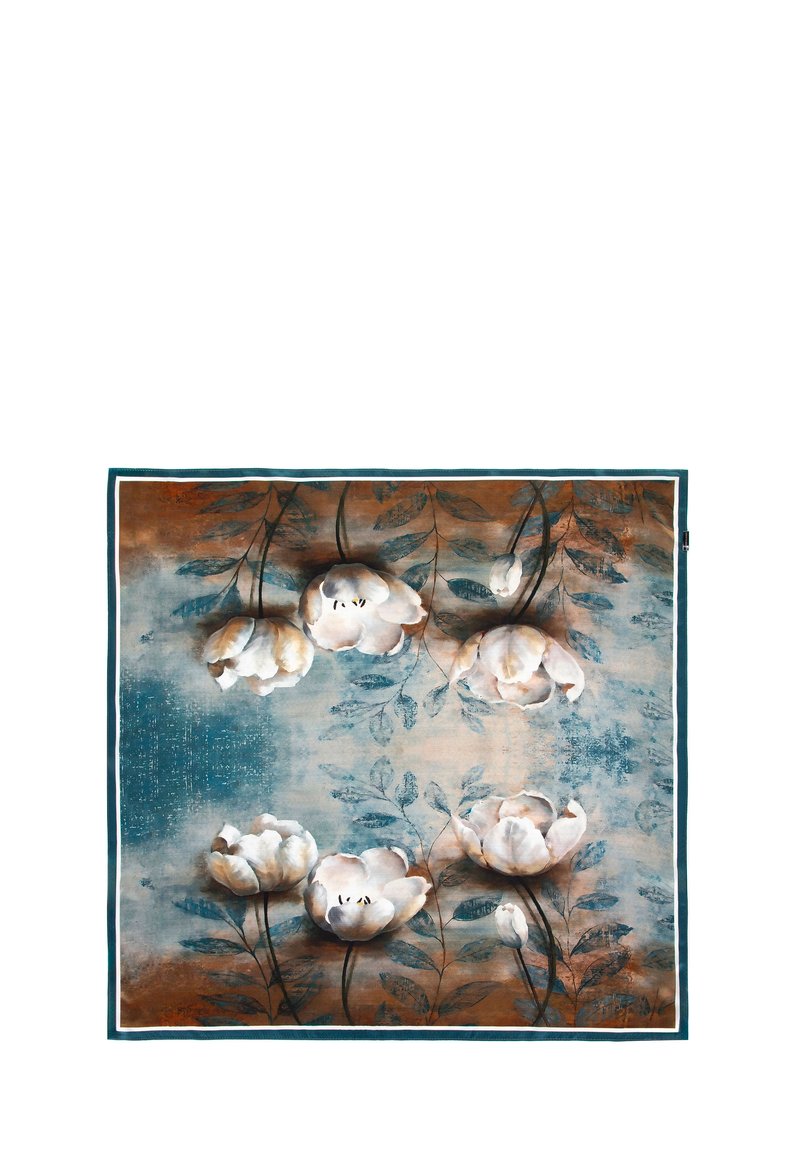 Multicolour bloemendeken met grote witte bloemen en groene bladeren op een blauwe en bruine achtergrond. Afgewerkt met een donkere rand.