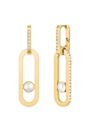 Pendientes de aro rectangulares en tono dorado con cristales incrustados y una perla blanca central en cada colgante.