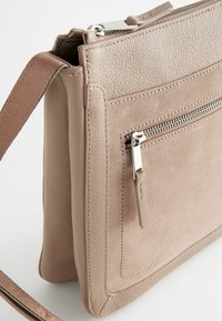 Next POCKET MESSENGER - REGULAR FIT - Rankinė per petį - taupe