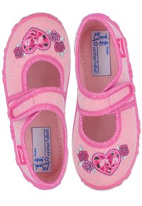 Rosa Stoffschuhe mit Gummisohle, versehen mit einem gestickten Herz- und Blütenmuster sowie einem glitzernden Riemen. Runde Zehenform und flexibles Material.