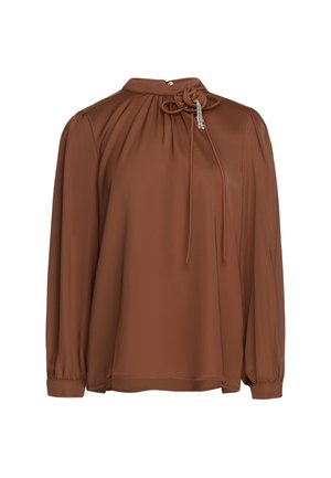 Bruine blouse met lange mouwen, hoge kraag, geplooide halslijn en een stoffen bloem met hangende kralen aan de linkerkant.
