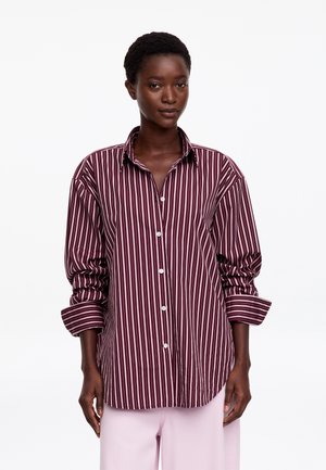 ARKET, ARKET RELAXED-FIT POPLIN SHIRT - Chemisier - dark red white