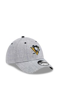 Grau gefütterte Mütze mit einem schwarz-goldenen bestickten Pinguin-Logo auf einem gelben Dreieck. Verstellbarer Riemen auf der Rückseite.