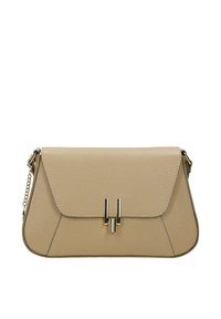 Béžová texturovaná kožená kabelka s předním klopou, stříbrným obdélníkovým zapínáním a krátkým řetízkovým popruhem připevněným na obou stranách.