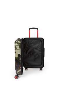 Tvrdý kufr s maskáčovým vzorem, červenými koly a teleskopickou rukojetí, uvnitř černý s kapsou na zip.