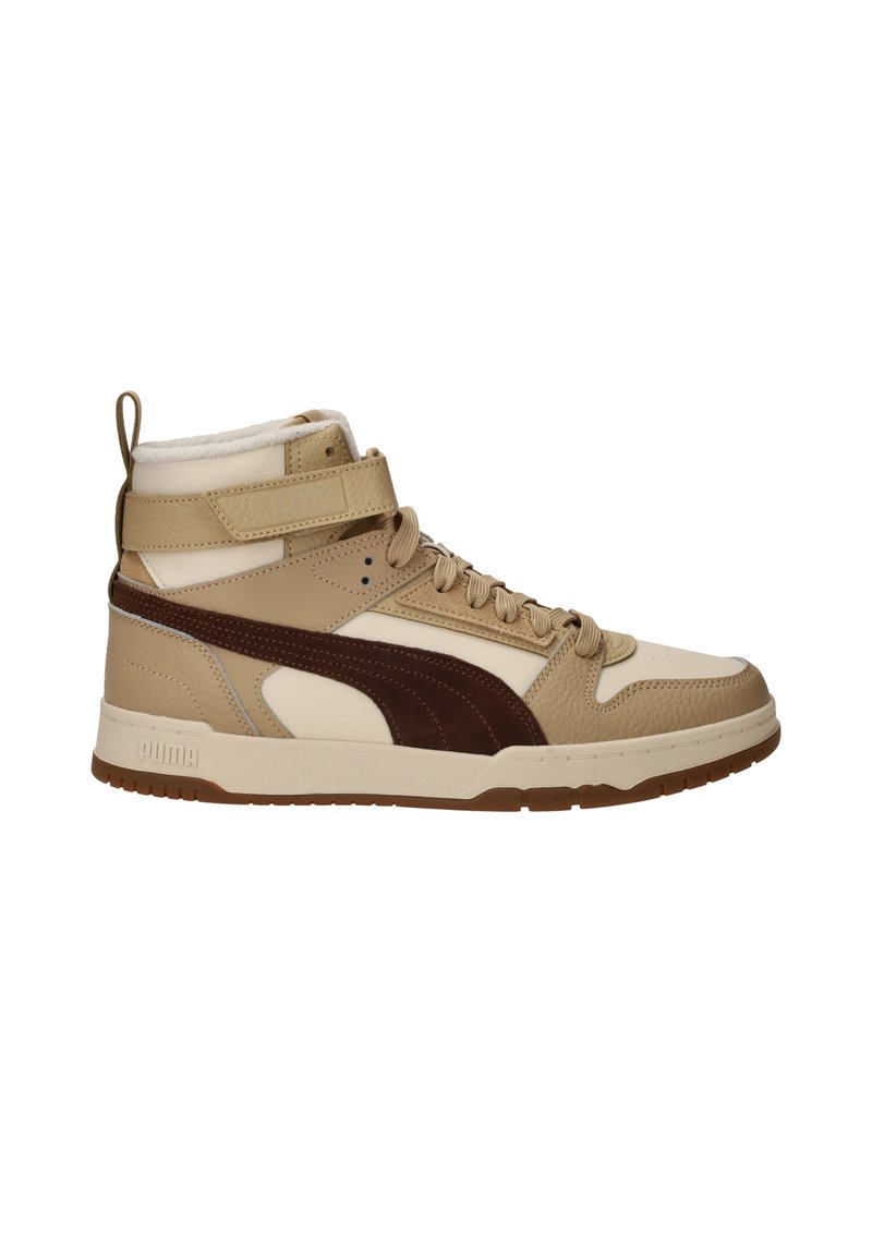 Beige hoge sneakers met leren en suede accenten, voorzien van een gewatteerde kraag, vetersluiting en een gestructureerde rubberen zool. Bruin zijlogo.