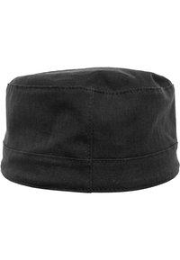 Casquette en tissu noir avec un sommet arrondi et une visière plate, présentant une surface texturée et des détails cousus autour de la base.
