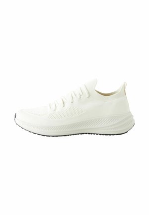 Hvid atletisk sko med en strikket overdel, åndbare mesh sektioner, forstærket hæl, tyk struktureret sål og minimalistisk snøredesign.