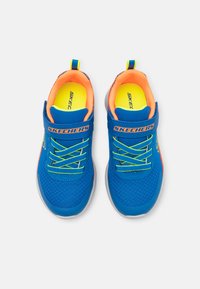 Modré športové topánky s mesh textíliou, oranžovými akcentmi, neonovými šnúrkami a logom Skechers. Okrúhla špička, polstrovaná stielka a pútko na päte.