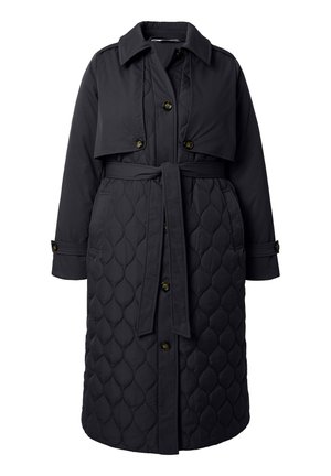 Lang sort quiltet frakke med knaplukning, taljebælte, krave, stormklap og manchetter med knapper.