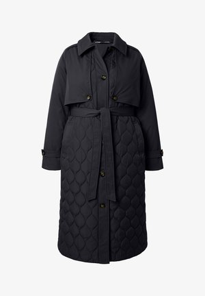 Lang sort quiltet frakke med knaplukning, taljebælte, krave, stormklap og manchetter med knapper.