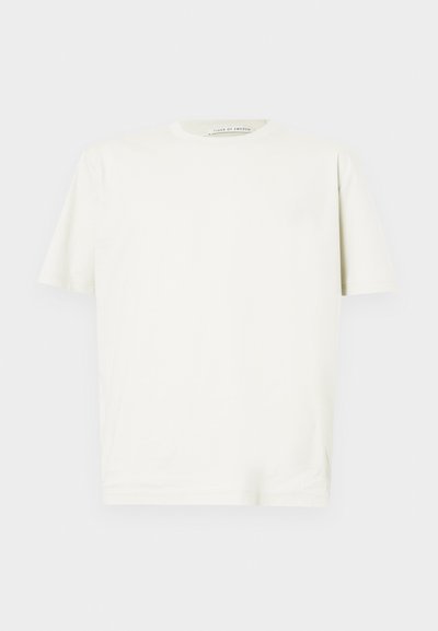 Fehér, rövidujjú póló, puha pamutból készült, kerek nyakkivágással és normál szabással. Simább textúrájú és minimalista dizájnnal rendelkezik.