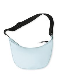 Borsa a spalla azzurro chiaro realizzata in materiale morbido, caratterizzata da una forma curva e una tracolla nera regolabile. Include un dettaglio con zip.