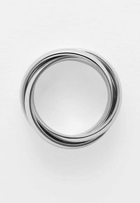 Silberner Metallring mit einer glatten, glänzenden Oberfläche, der zwei miteinander verbundene Bänder in einem minimalistischen Design zeigt. Keine Muster oder Akzente vorhanden.