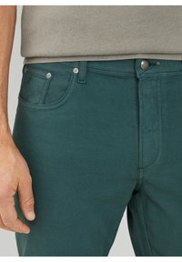 Teal katoenen broeken met een gladde textuur, vijfzakkenontwerp en zilveren hardwaredetails op de tailleband en zakken.
