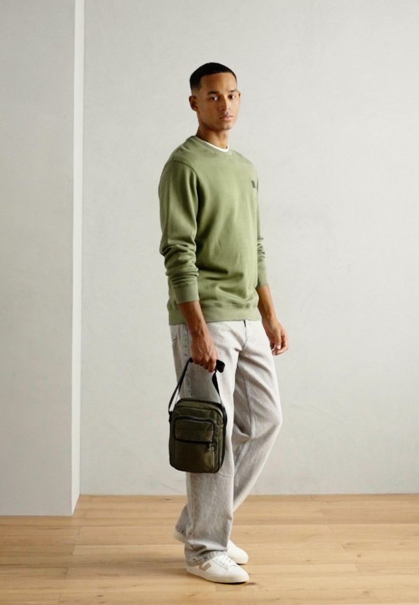 ESSENTIAL BADGE CREW - Sweatshirt3