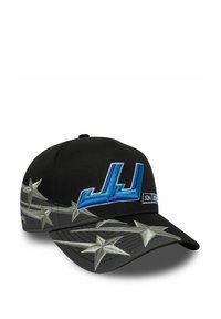 Schwarze Baseballmütze mit einem blauen gestickten "JJ"-Logo und silbernen Sternmustern an den Seiten. Strukturierter Stil mit einem gebogenen Schirm.