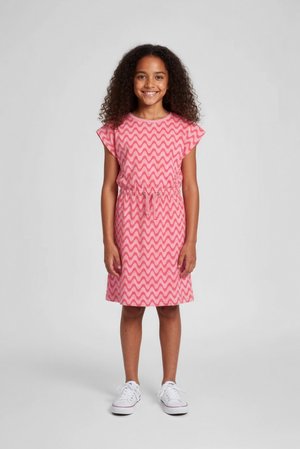 Lyserød kjole med zigzag-mønster, korte ærmer og snøre i taljen, lavet af blødt stof. Kombineret med hvide sneakers.