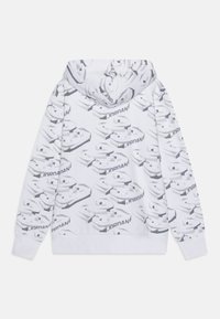 Sudadera con capucha de tela blanca con un patrón repetido de logotipos 3D grises. Incluye un bolsillo tipo canguro y puños y dobladillo acanalados.