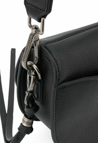 Borsa a tracolla nera in pelle con materiale testurizzato, hardware in argento e una tracolla regolabile con dettaglio a nodo. Design di cuciture notevole.