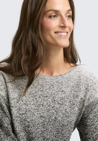 Grauer Pullover mit einem Ombre-Design, das von hell nach dunkel übergeht, mit einem strukturierten Strickmuster und einem Rundhalsausschnitt.