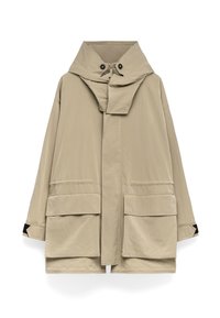 Beige lättviktsjacka med hög krage, stora framfickor och dragkedjestängning. Har en avslappnad, oversized passform och mjuk textur.