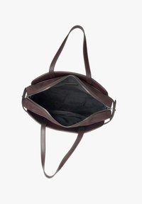 Donker bordeaux suède handtas met gladde leren handvatten, ritssluiting en een ruime zwarte stoffen binnenkant. Heeft meerdere vakken.