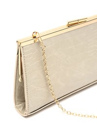 Borsa a mano realizzata in pelle grigia chiara testurizzata, con una cornice in metallo dorato e una tracolla a catena, dotata di una chiusura a scatto sicura.
