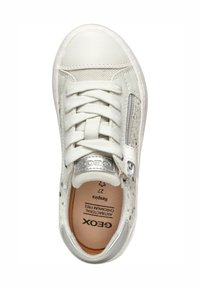 Zapato de piel blanca con un upper texturizado y acentos plateados. Los cordones son centrales, con una cremallera lateral para un fácil acceso. Plantilla cómoda visible.