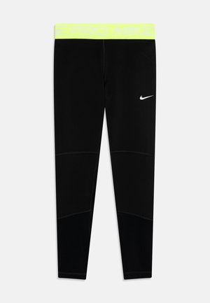 Zwarte sportleggings met een gele tailleband met het label "PRO NIKE." Kenmerken zijn vlakke naden en een aansluitend ontwerp.