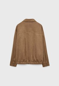 Chaqueta de ante marrón con un corte relajado, cuello, cinturilla elástica y puños abotonados. Textura suave con un diseño minimalista.