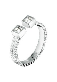 Anello in argento con due cristalli quadrati e trasparenti a ciascun estremo; la fascia strutturata presenta un motivo a zigzag e una finitura lucida.
