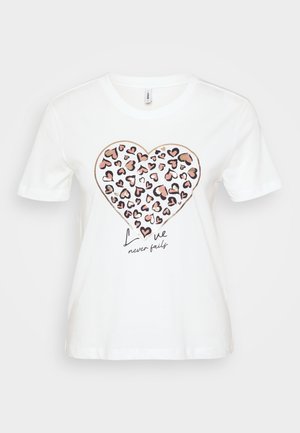 T-shirt bianco a maniche corte con una grande stampa a forma di cuore in fantasia leopardata e il testo "L'amore non fallisce mai" in nero.
