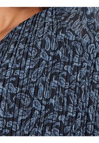 Tessuto pettinato blu navy con un motivo paisley azzurro chiaro. La texture è liscia, con pieghe verticali visibili e dettagli di design intricati.