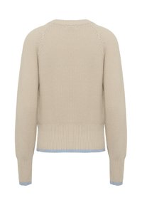 Beaniesweater i beige strik med ribbede mansjetter. En lyseblå aksent i kanten. Har en rund hals og raglanermer.