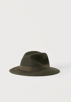 Ciemnozielony kapelusz fedora z szerokim rondem i pasującą wstążką, prezentowany na prostym jasnym tle.