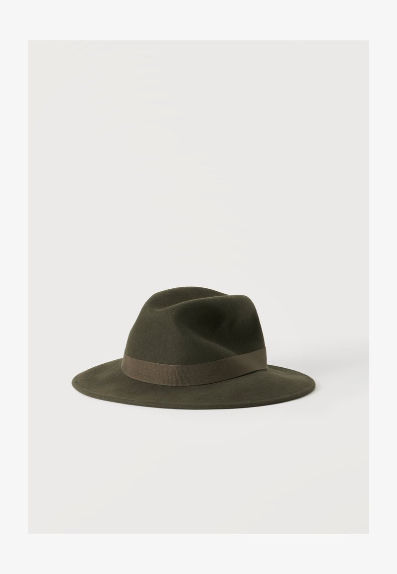 Chapeau fedora vert foncé à large bord et bande assortie, présenté sur un fond clair uni.